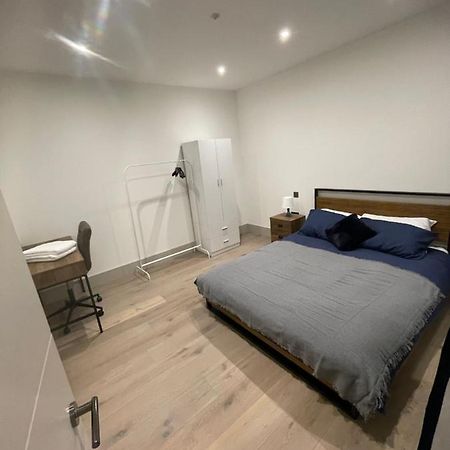 Blue Lagoon Apartment Лондон Екстериор снимка