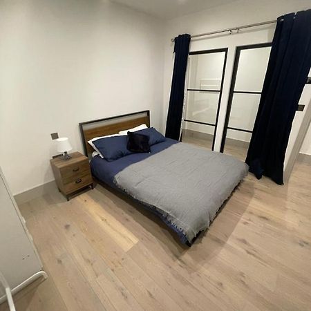 Blue Lagoon Apartment Лондон Екстериор снимка