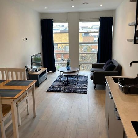 Blue Lagoon Apartment Лондон Екстериор снимка