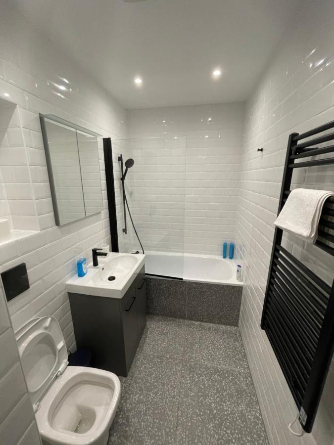 Blue Lagoon Apartment Лондон Екстериор снимка
