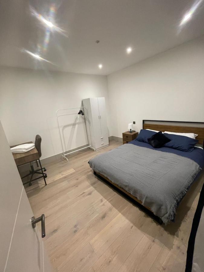Blue Lagoon Apartment Лондон Екстериор снимка