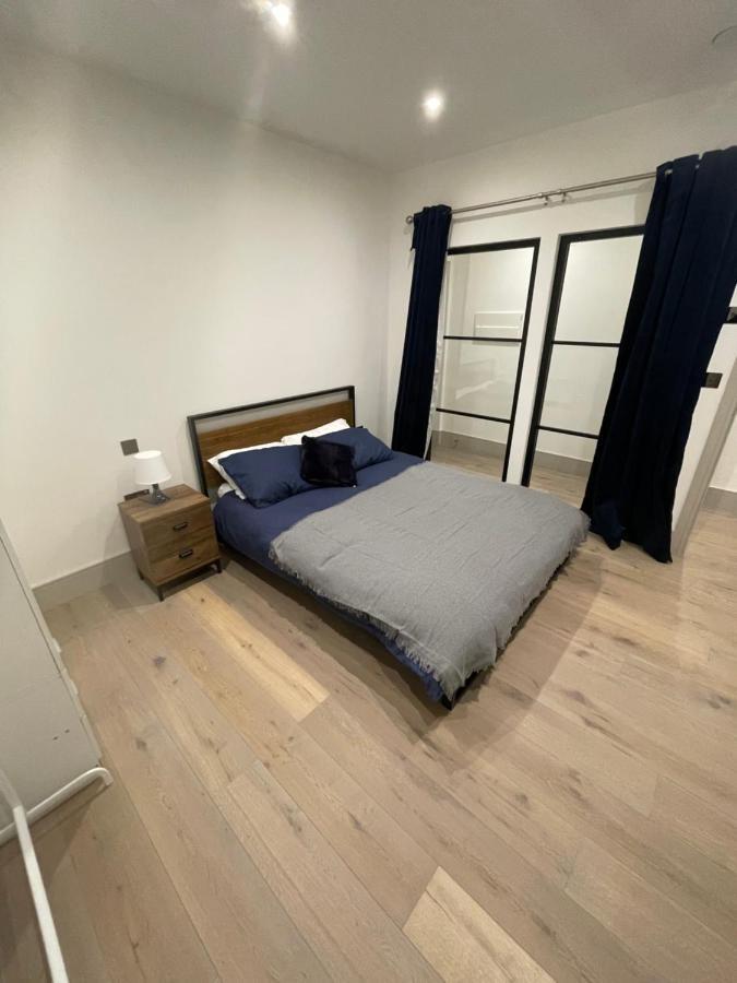 Blue Lagoon Apartment Лондон Екстериор снимка
