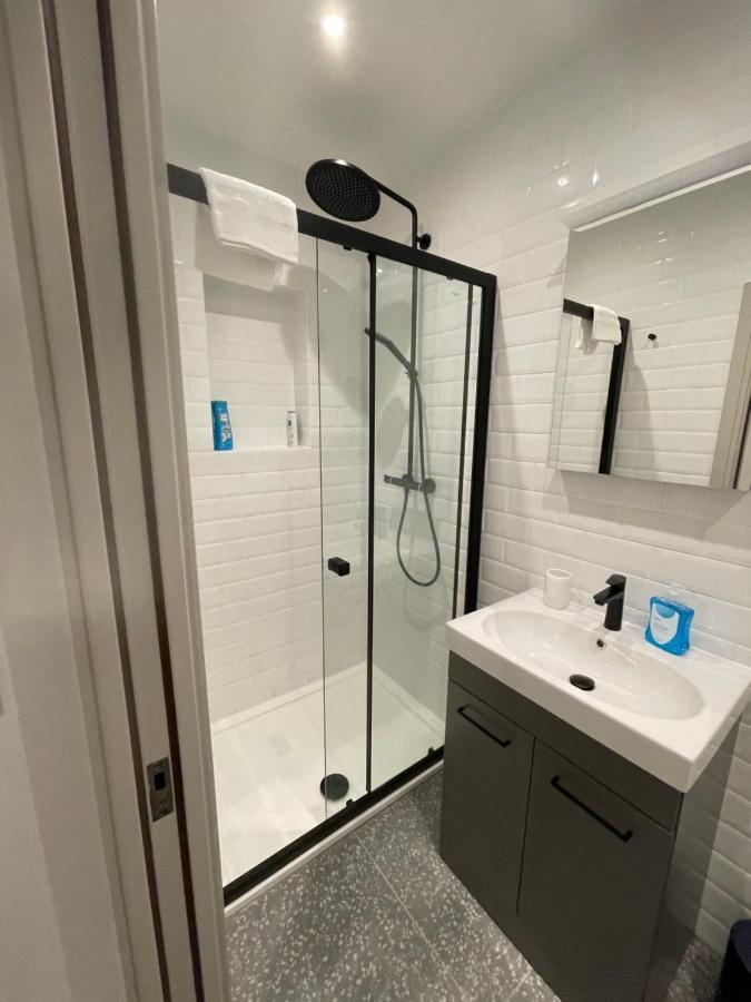 Blue Lagoon Apartment Лондон Екстериор снимка
