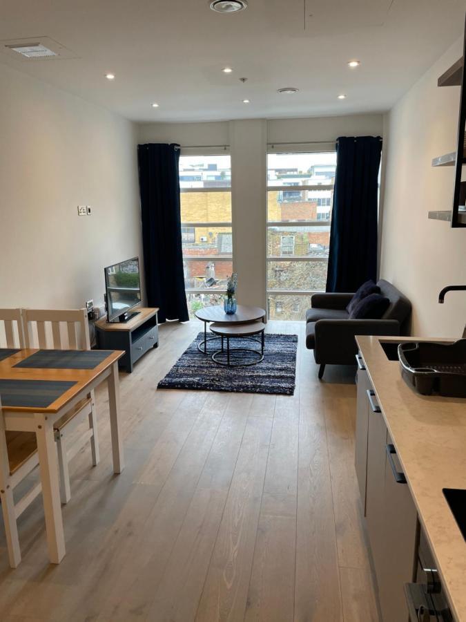 Blue Lagoon Apartment Лондон Екстериор снимка