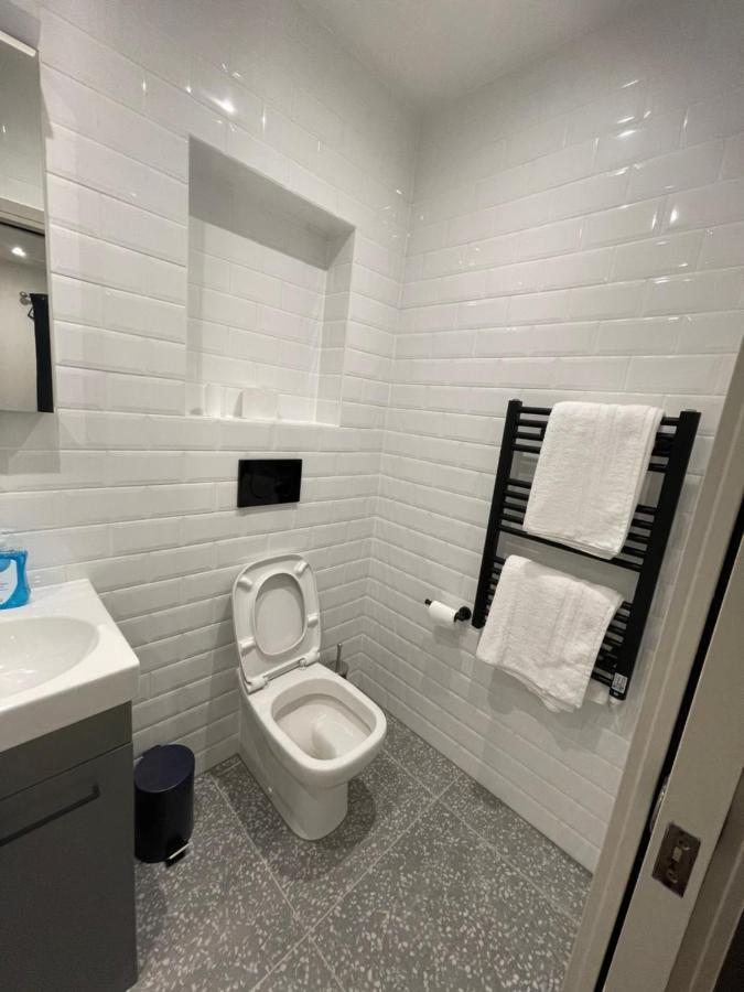 Blue Lagoon Apartment Лондон Екстериор снимка
