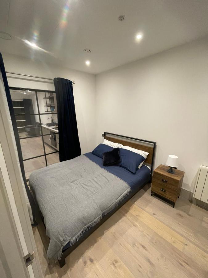 Blue Lagoon Apartment Лондон Екстериор снимка